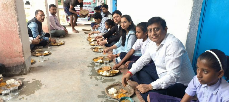 स्कूल में बच्चों के साथ डीईओ ने किया भोजन