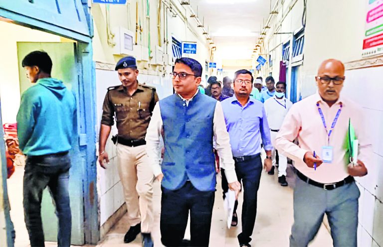 Hajipur News : डीएम ने ड्यूटी से अनुपस्थित दो चिकित्सकों पर किया शोकॉज