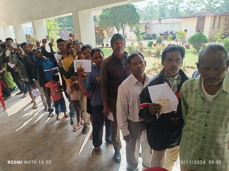 Ranchi news : धुर्वा, सीठियो, डैम साइड : सूरज चढ़ने के साथ मतदान ने पकड़ा जोर