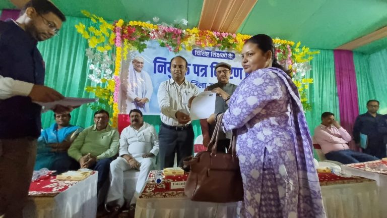 छात्रों को प्रेरित कर सीखने के लिए प्रोत्साहित करें : डीएम