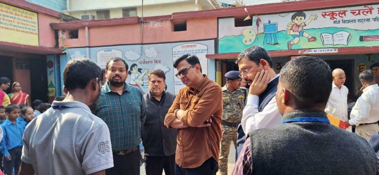विभिन्न मतदान केंद्रों का आयुक्त ने किया निरीक्षण, पात्र महिलाओं व दिव्यांग का आकलन कर नाम जोड़ने का दिया निर्देश