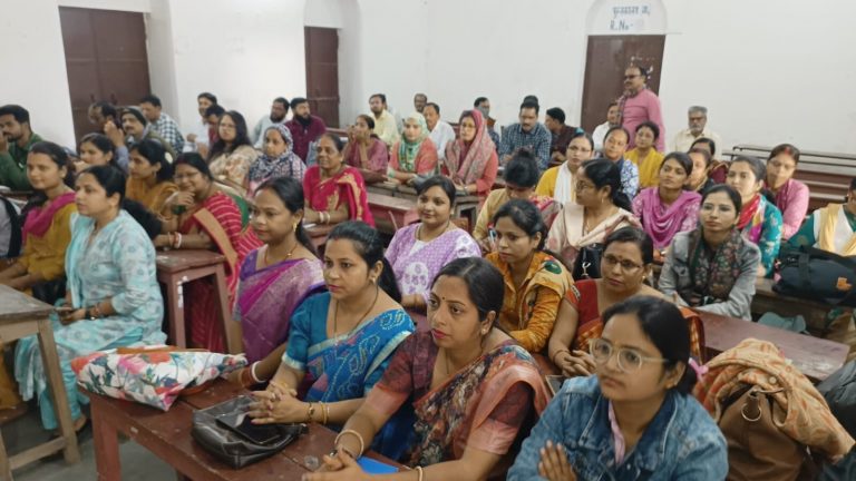 बच्चों में वैज्ञानिक दृष्टिकोण विकसित करने का छात्रों में शिक्षक करें प्रयास: डीईओ