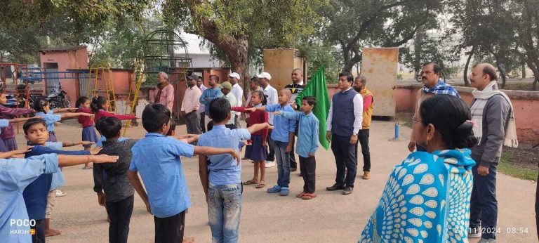 पाठशाला जाने की बजी सीटी, दौड़ चले आये बच्चे