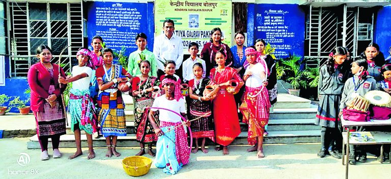 केवि बोलपुर में जनजातीय गौरव पखवाड़े में नृत्यनाटिका का मंचन
