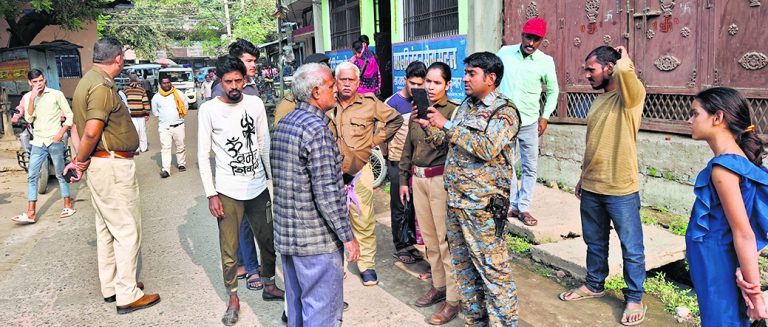 Chhapra News : बैंक से रुपये निकाल कर जाने के दौरान पूर्व प्रधान लिपिक से उचक्कों ने उड़ाये 2.60 लाख रुपये