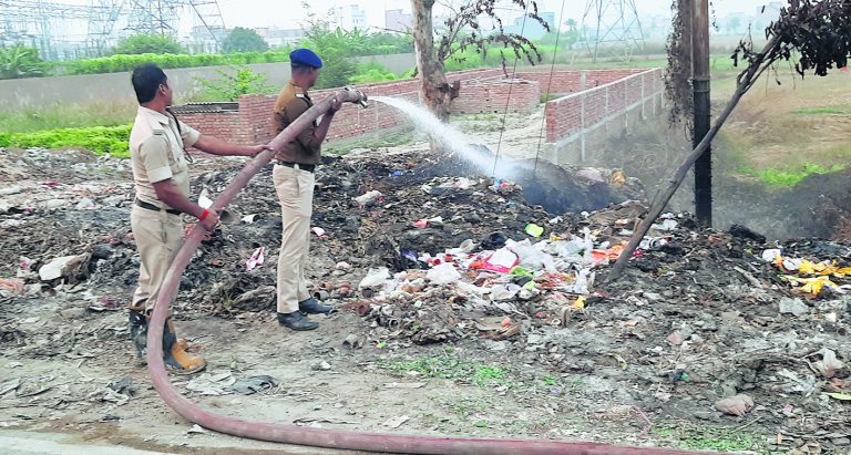 hajipur news. प्रदूषण को कम करने के लिए कचरे में लगी आग को फायर ब्रिगेड ने बुझाया