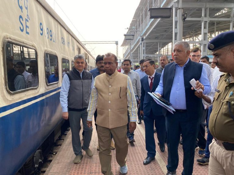 Rourkela News: रेलवे जीएम ने राउरकेला-नुआगांव-हटिया सेक्शन में रेल लाइन दोहरीकरण का काम समय पर पूरा करने का दिया निर्देश