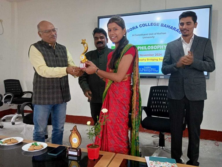 Ghatshila News : चुनौतियों को स्वीकार कर बेहतर समाज बनायें युवा : डॉ राजेंद्र