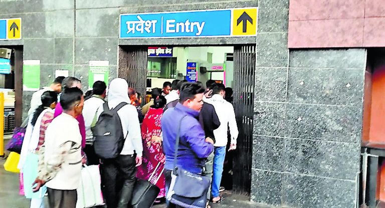 Ranchi news : बैगेज स्कैनर से बढ़ी यात्रियों की परेशानी