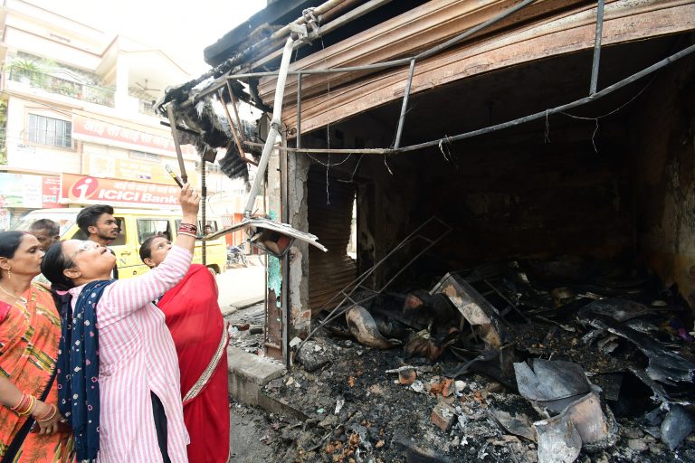 Patna News : आग लगे सिलिंडर को बाहर फेंकने के प्रयास में ब्लास्ट, खाजा दुकानदार की मौत, दो घायल