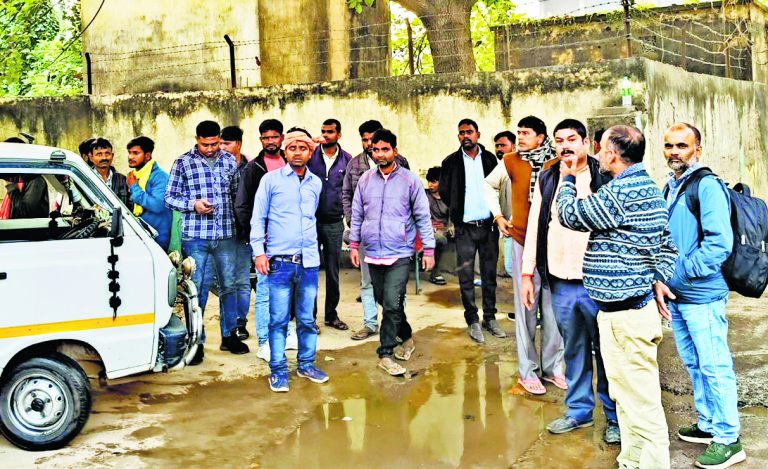 hajipur news. तिलक समारोह में शामिल हाेने आये युवक की ट्रेन की चपेट में आने से मौत