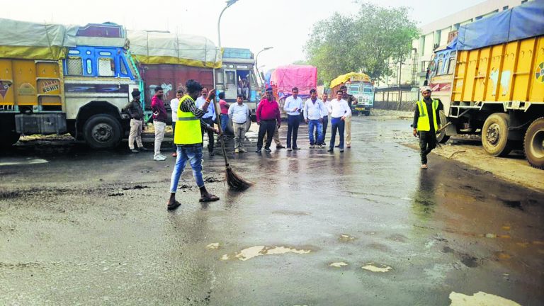 hajipur news. सड़कों पर पसरी रेत व मिट्टी को नगर परिषद ने कराया साफ