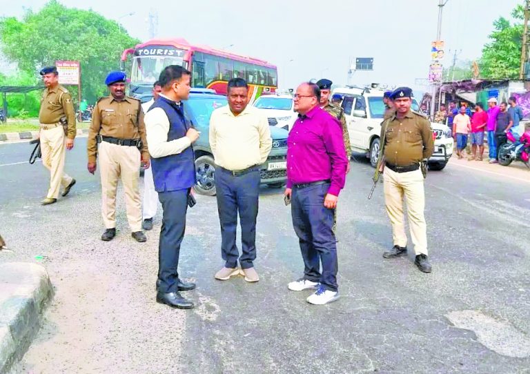 डीएम ने मुंगेर गंगा ब्रिज व उसके पास स्थित हीरा टोल जीरोमाइल का किया निरीक्षण