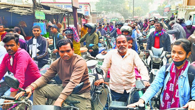 hajipur news. महुआ बाजार में लगे भीषण जाम से लोग घंटों हुए परेशान