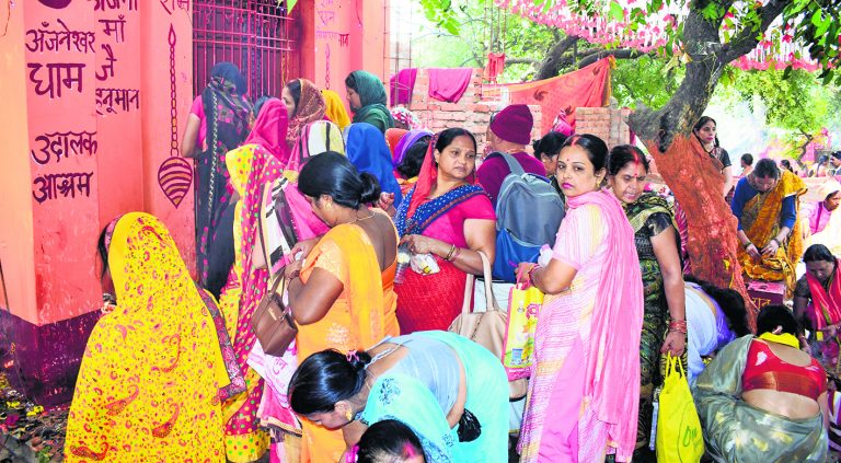 श्रद्धालुओं ने अंजनी सरोवर की परिक्रमा कर मांगी खुशहाली
