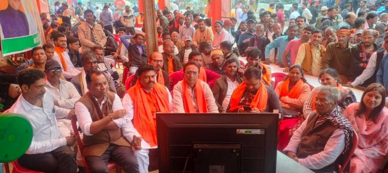 election ranchi news : पंडरा स्थित मतगणना स्थल पर सुबह से ही जुटने लगे थे समर्थक