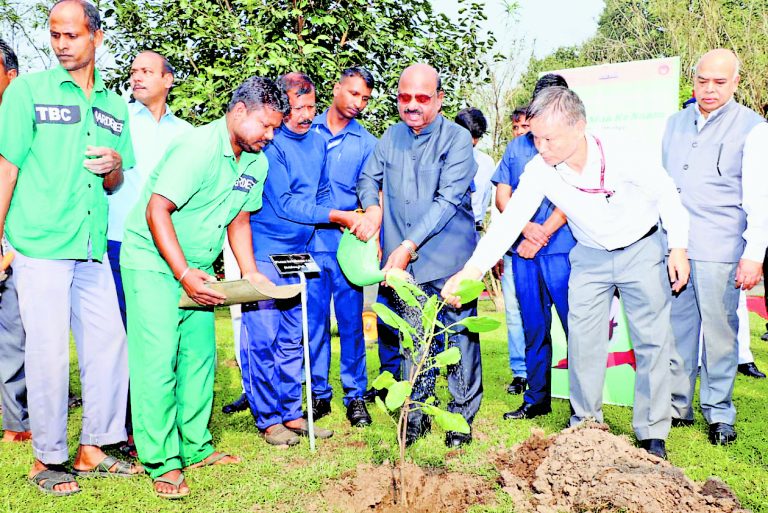 राज्यपाल ने सीएम को मिठाई के साथ भेजा पत्र