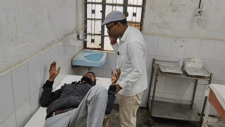 बाइक की आमने-सामने की टक्कर में तीन  घायल