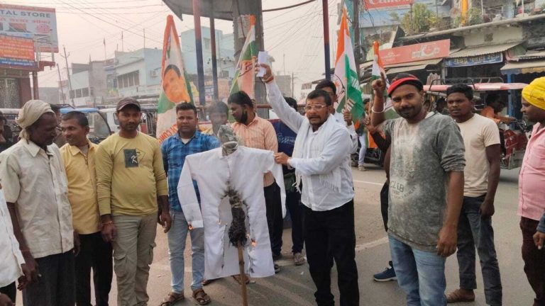 अडानी की गिरफ्तारी की मांग को लेकर पीएम का किया पुतला दहन