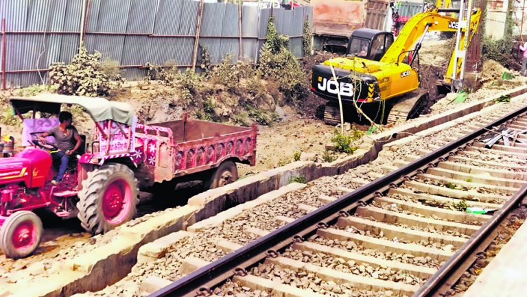 Gaya News : ट्रेनों का परिचालन बंद, सुबह जानेवाले यात्री हुए परेशान