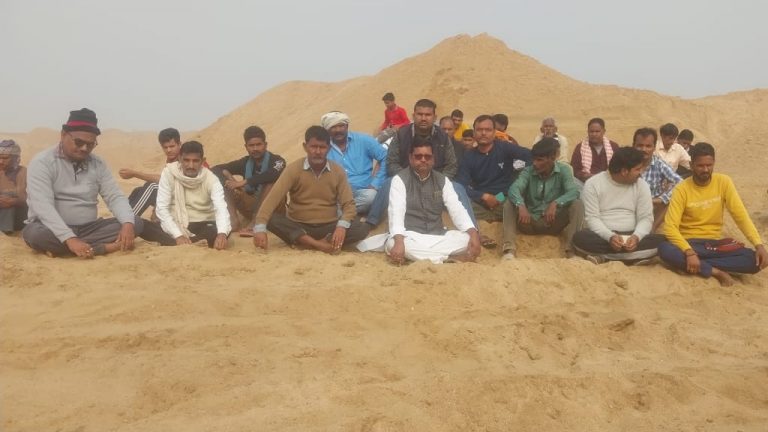 बालू  खनन में अनियमितता को लेकर ग्रामीणों ने जताया विरोध, धरना पर बैठे