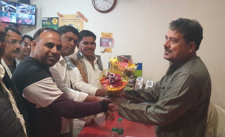 बांका सांसद का कटोरिया बाजार में समर्थकों ने किया गर्मजोशी से स्वागत