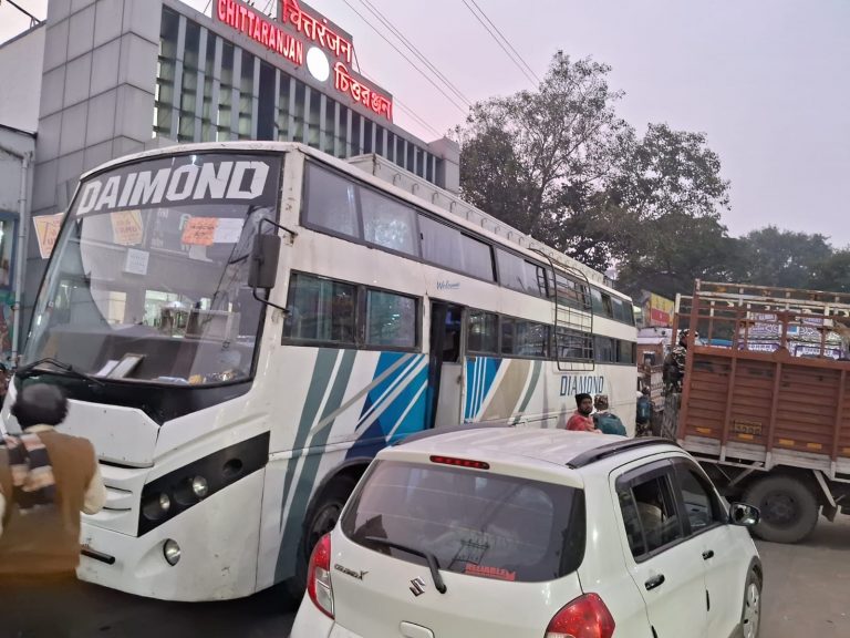 स्टेशन के बाहर खड़ी रहीं सशस्त्र बल की बस, दो घंटे तक जाम