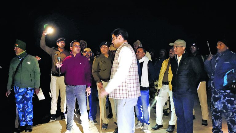 Chhapra News : सिंगही घाट क्षेत्र में पुलिस ने की छापेमारी, बालू लदी कई गाड़ियों को किया जब्त