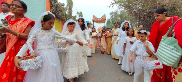 ख्रीस्त राजा की निकली गयी शोभा यात्रा