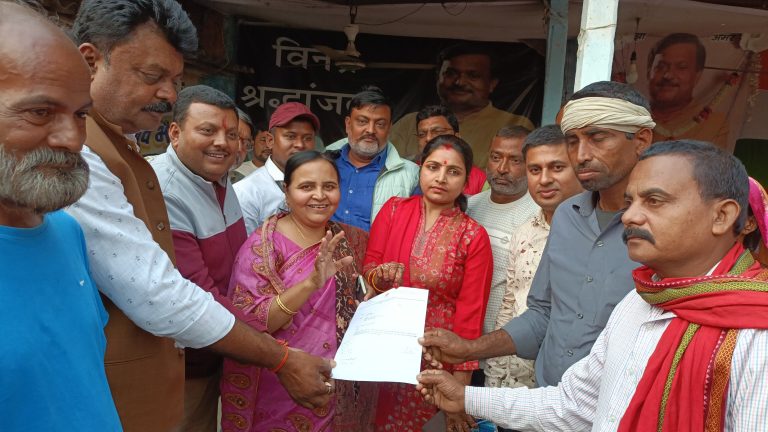 निगम के सफाई कर्मियों का अनिश्चत कालीन हड़ताल महापौर के आश्वासन के बाद समाप्त