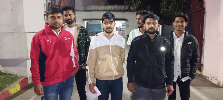 मानगो में चलती कार से निकला धुआं, मची अफरा- तफरी