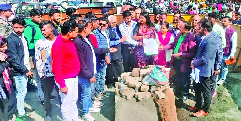 Ranchi News : अलबर्ट एक्का चौक पर फुट ओवरब्रिज निर्माण रोकने के लिए विरोध प्रदर्शन