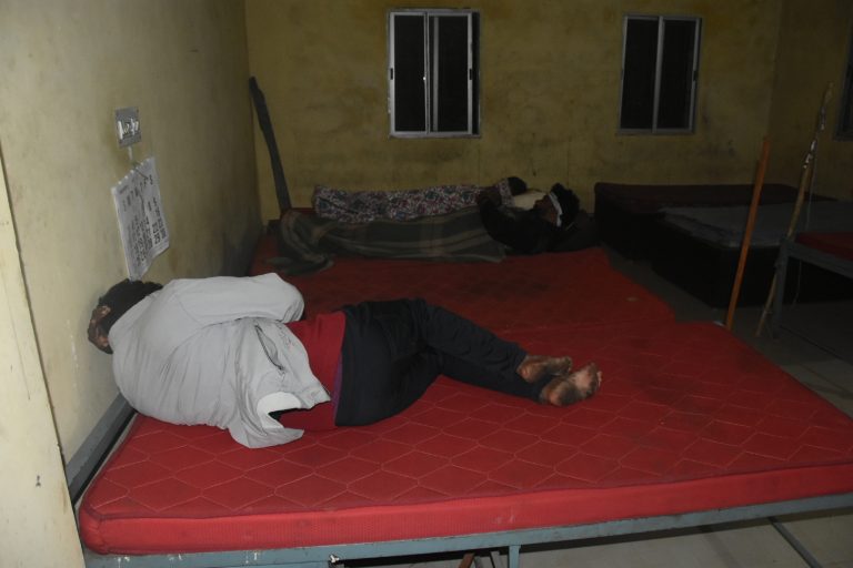 DHANBAD NEWS : बिजली कटने पर महिला आश्रय गृह में हो जाता है अंधेरा, शाम होते ही घर चली जाती हैं केयर टेकर