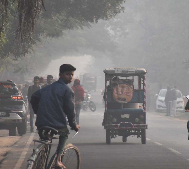 सुबह छाने लगा घना कोहरा, शाम होते ही वाहनों की रफ्तार हुई धीमी