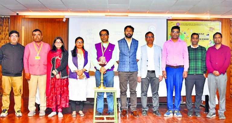 Gaya News : इंजीनियरिंग के छात्रों ने स्वच्छता अभियान पर नाटक का किया मंचन