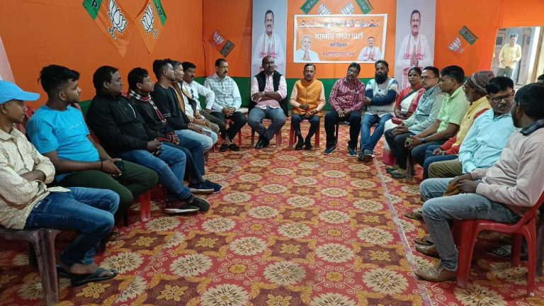 Ghatshila news : लोकतंत्र का गला घोंट रहे विधायक व झामुमो कार्यकर्ता, भाजपाइयों पर हो रहे हमले : डॉ दिनेशानंद