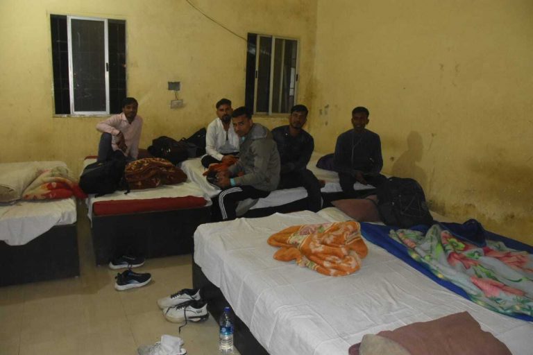 DHANBAD NEWS : लोगों को मिलने लगी चादर व कंबल, महिला आश्रय गृह में लगा था ताला