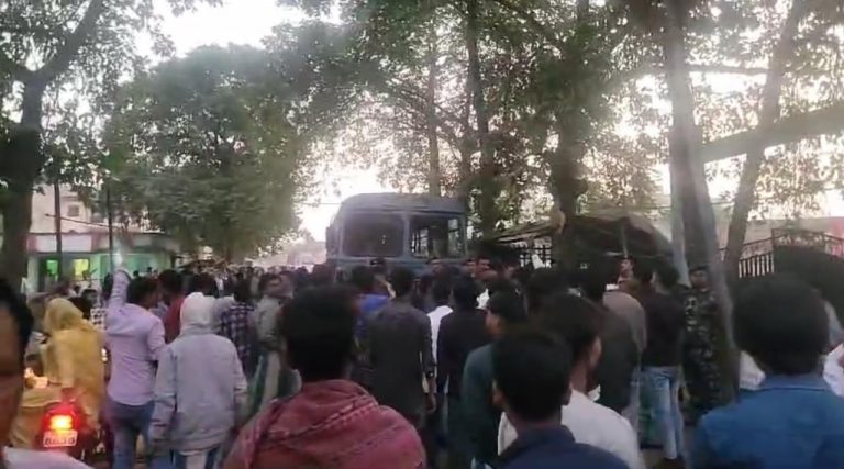 मतगणना में धांधली का आरोप लगा सड़क पर उतरे पैक्स उम्मीदवार व समर्थक