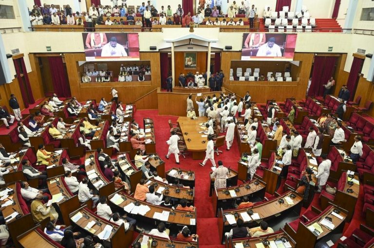 Bhubaneswar News: खाद्य आपूर्ति मंत्री के इस्तीफे की मांग पर कांग्रेस व बीजद ने विस से किया बहिर्गमन