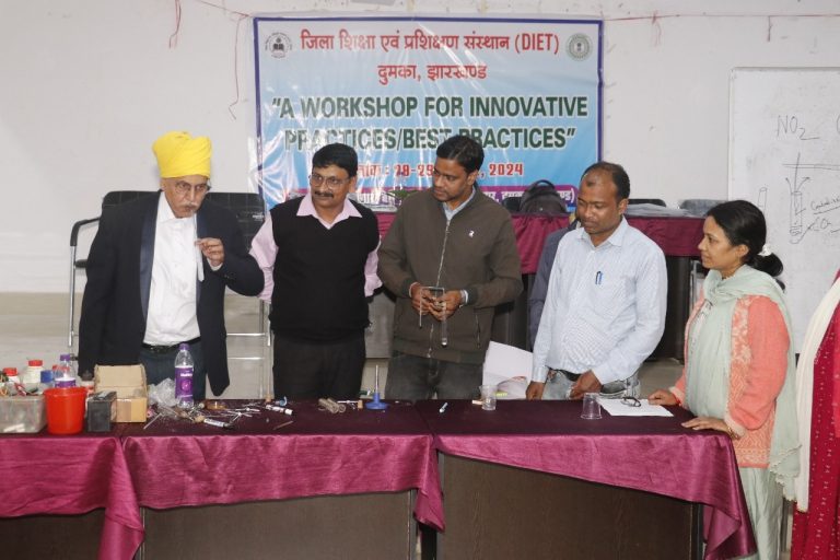विज्ञान शिक्षकों को मिली  रासायनिक अभिक्रिया व समीकरण की जानकारी
