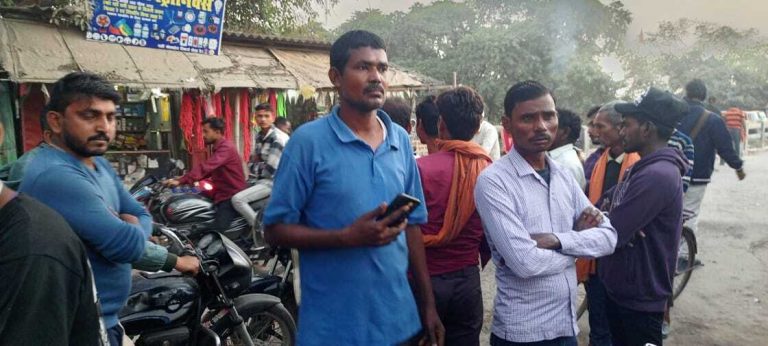 किसान के थैले से 50 हजार छीन कर फरार