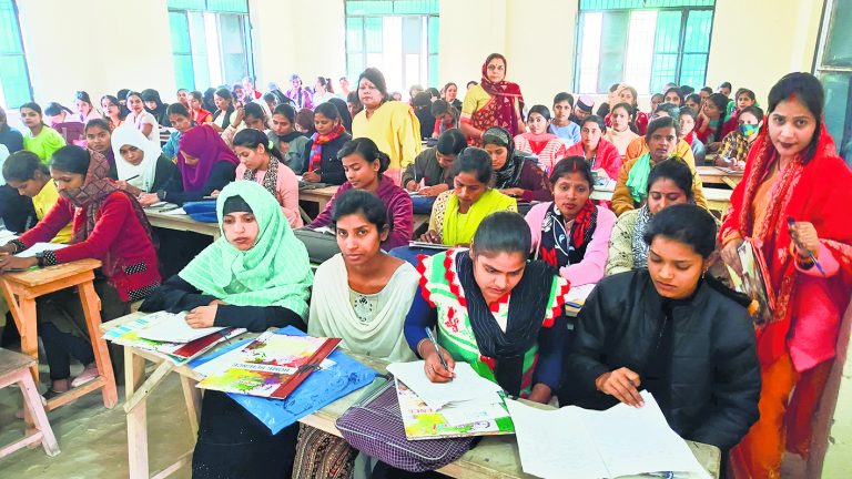 Gopalganj News : जिले के तीन केंद्रों पर हुई स्नातक फाइनल इयर की प्रैक्टिकल परीक्षा
