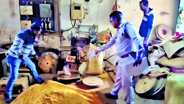 मिलावटी द्रव्य मिलने पर मसाला कारखाना हुआ सील, नमूने जांच के लिए भेजे गये लैब