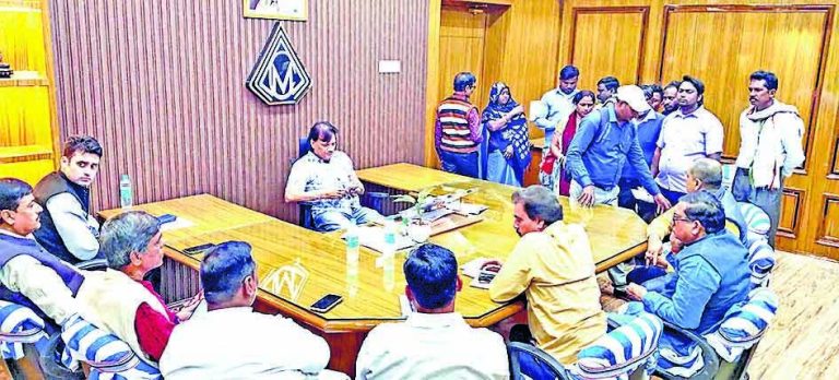 सफाईकर्मी चाहते हैं मिले 650 रुपये रोज लेकिन निगम 397 रुपये ही देने को तैयार, नहीं बनी बात