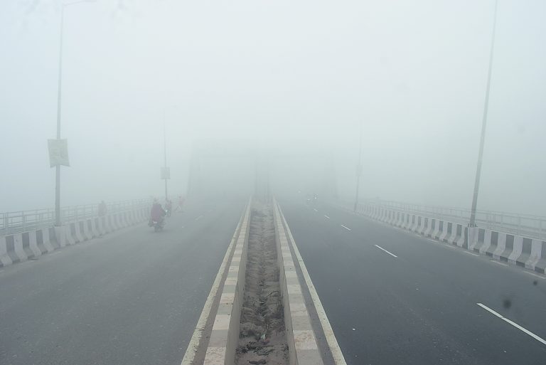 hajipur news. घने कोहरे से विजिबिलिटी रही 50 मीटर से भी कम, रेंगती रहीं गाड़ियां