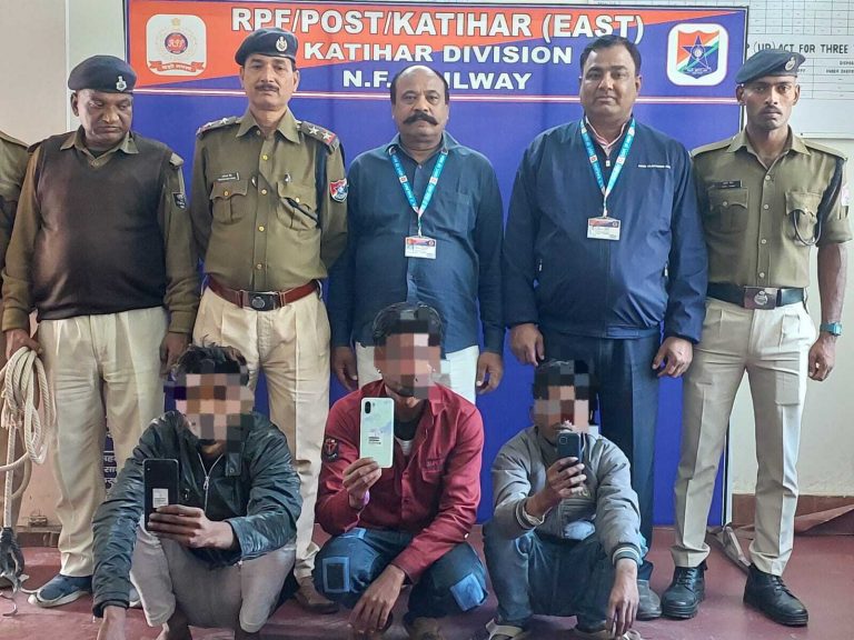 katihar news : चोरी के मोबाइल के साथ तीन आरोपितों को आरपीएफ ने पकड़ा