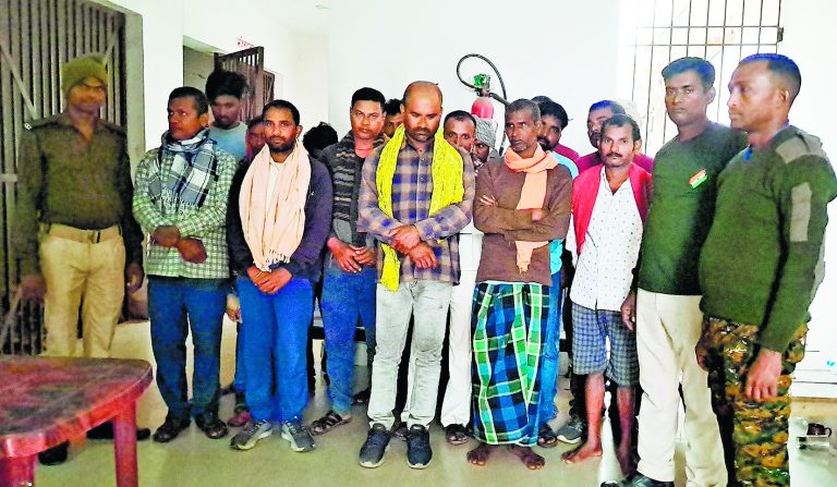मानिकपुर में 100 कार्टन अंग्रेजी शराब के साथ पिकअप जब्त, चालक गिरफ्तार
