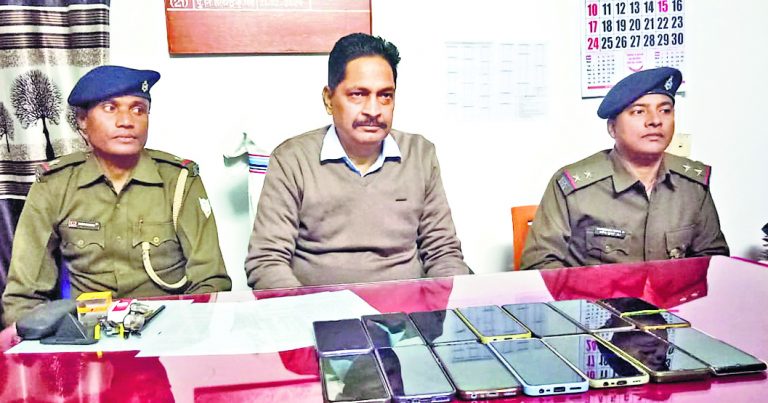 BOKARO NEWS : बोकारो थर्मल पुलिस ने बरामद किये चोरी गये 14 एंड्रायड फोन