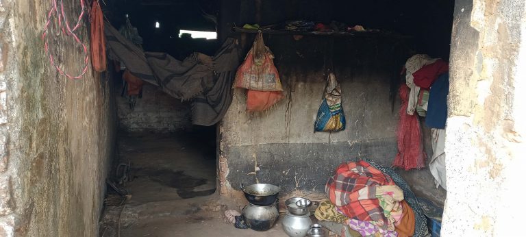 East Singhbhum : कंबल व प्लास्टिक टांग कर सर्द रातें गुजार रहे 22 सबर परिवार