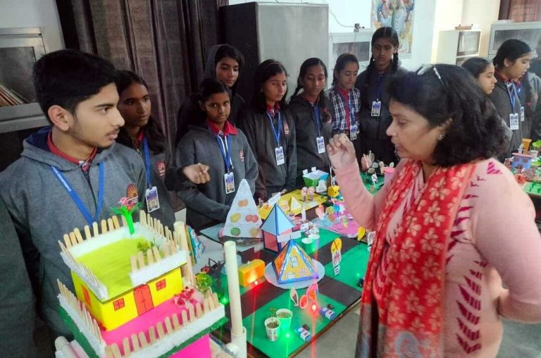 छात्राओं ने बनाये मॉडल, दिखी पर्यावरण की चिंता